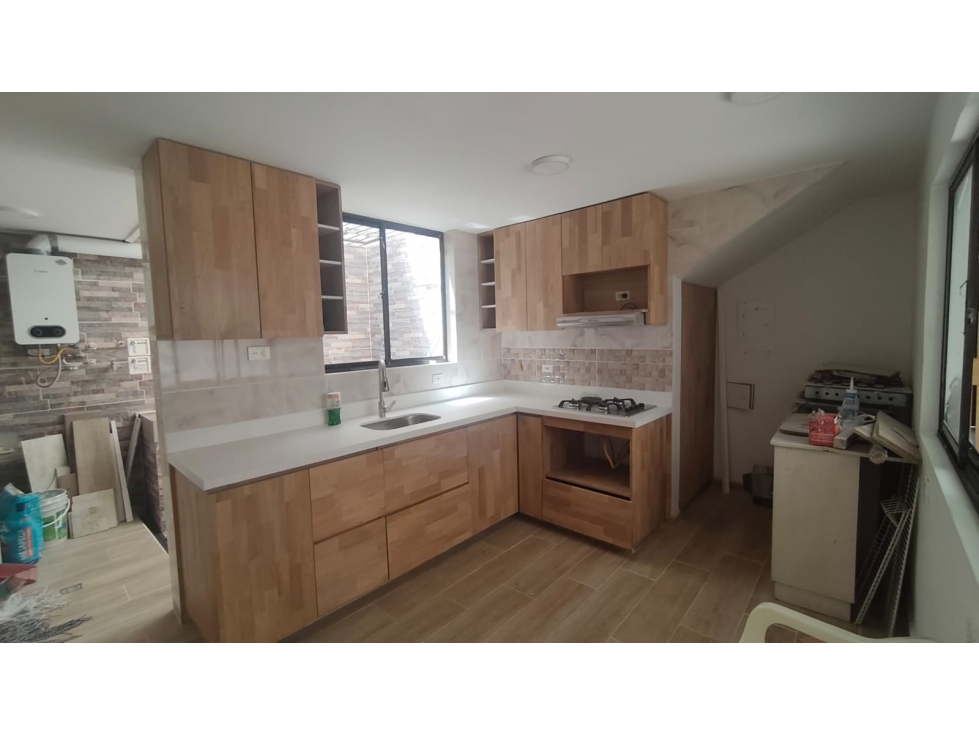 (V.I) CASA RENOVADA EN VENTA UBICADA EN EL BARRIO ESTADIO LOS SAUCES