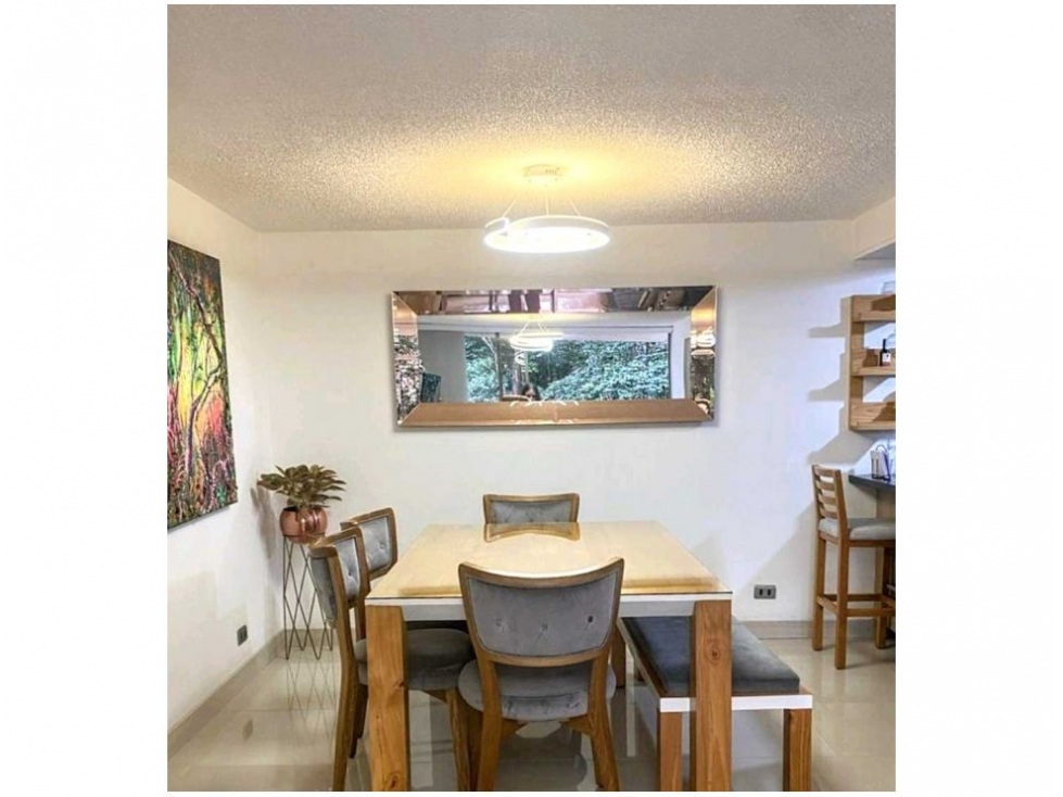 (V.I) AMPLIO APARTAMENTO EN VENTA UBICADO EN LOMA DE LOS BERNAL — foto 2