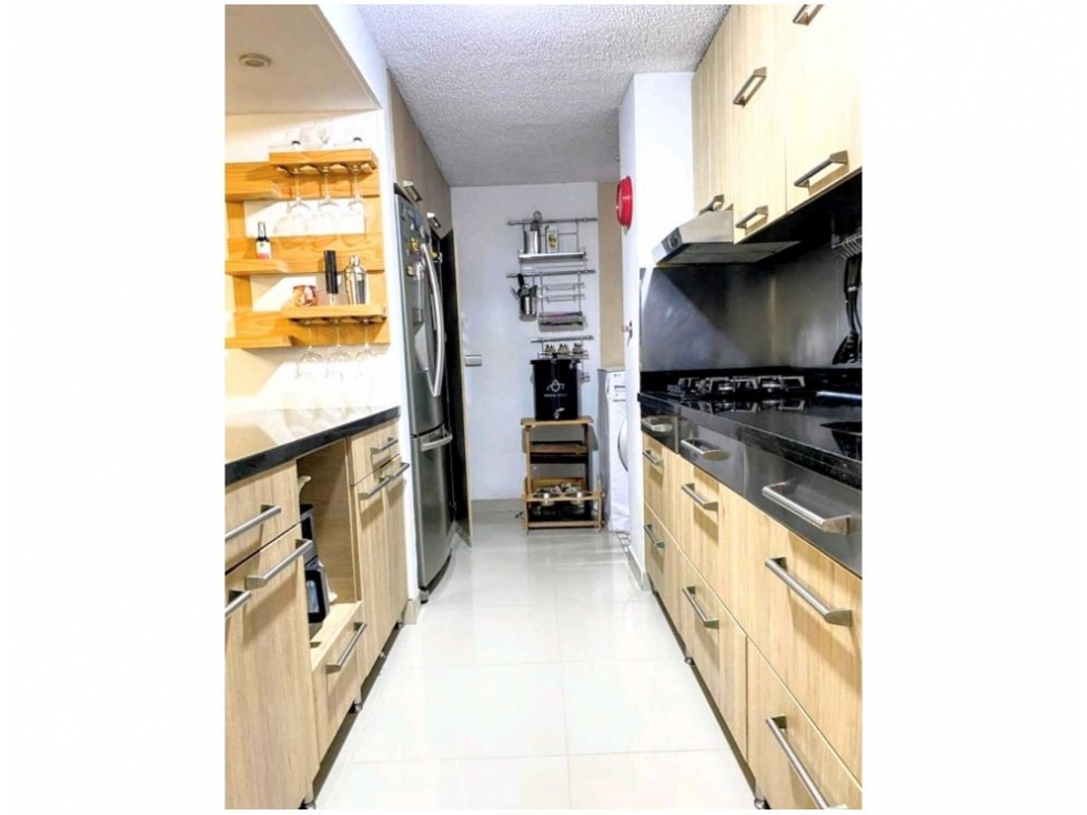 (V.I) AMPLIO APARTAMENTO EN VENTA UBICADO EN LOMA DE LOS BERNAL — foto 3