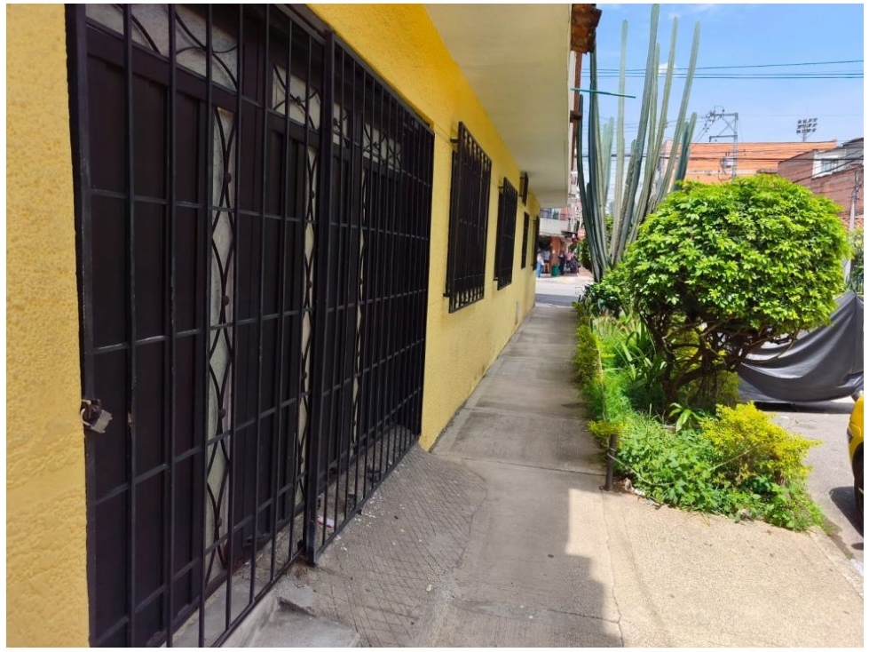 AMPLIA CASA ENVIGADO BARRIO  PRIMAVERA EN ESQUINA