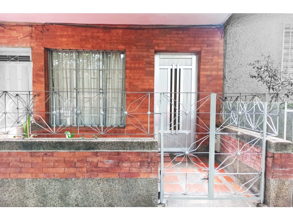 (V.I) CASA EN VENTA AL FRENTE DE LA ESTACIÓN DEL METRO DE SAN JAVIER