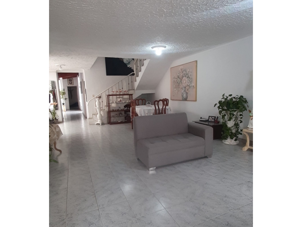 CASA DE DOS NIVELES EN VENTA LA CASTELLANA — foto 2