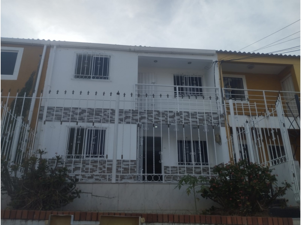 SE VENDE O SE ARRIENDA CASA DE 2 NIVELES EN CONJUNTO RES. TURBACO