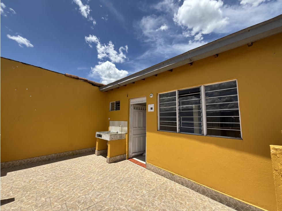 VENTA CASA DE DOS PISOS BARRIO EL SALVADOR MEDELLIN — foto 4