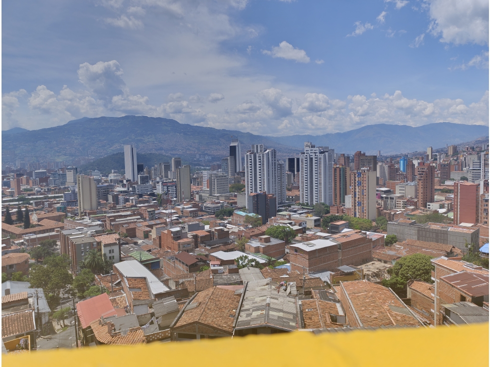 RENTA CASA DE DOS PISOS BARRIO EL SALVADOR MEDELLIN