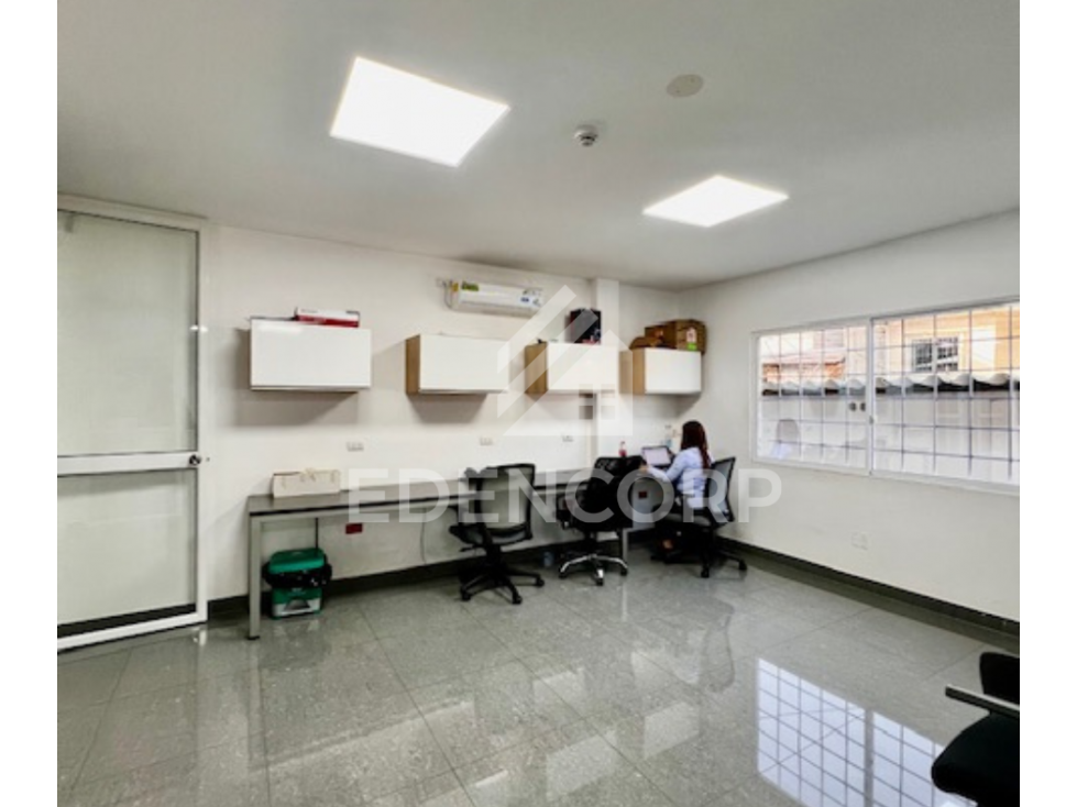 Oficinas más Bodegas Cerca de la FACSO — foto 2
