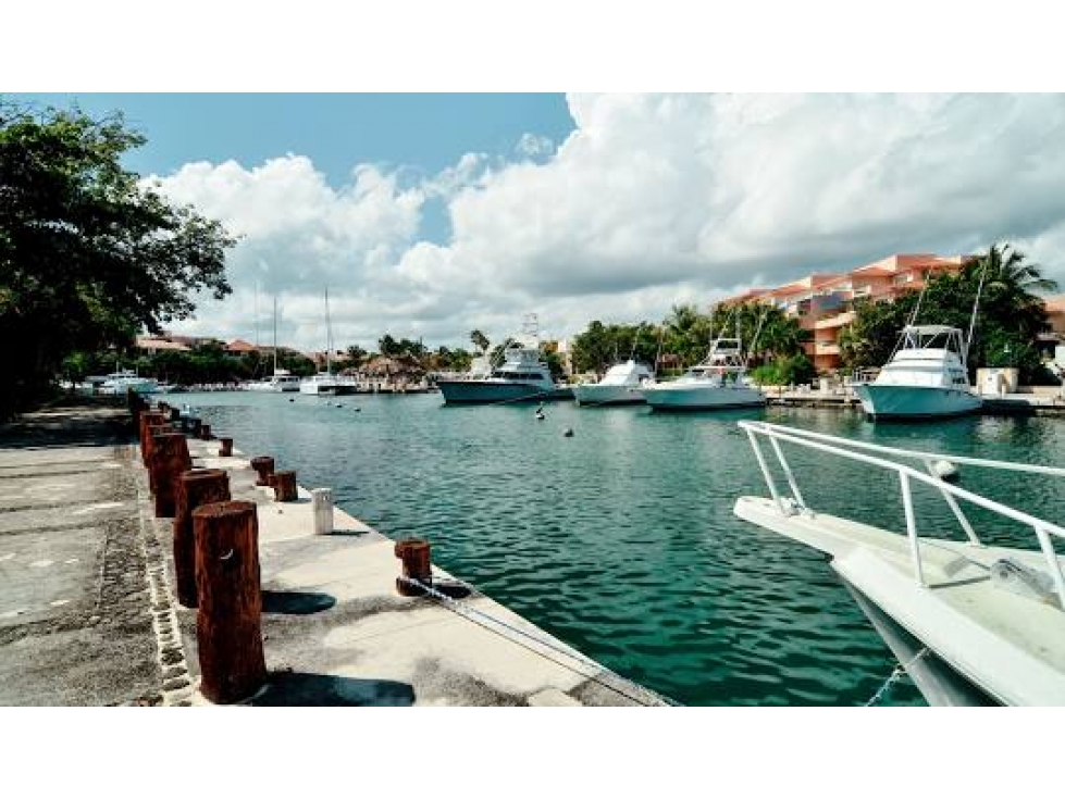 Casa en Venta de 5 recamaras Frente al canal en Puerto Aventuras - 1