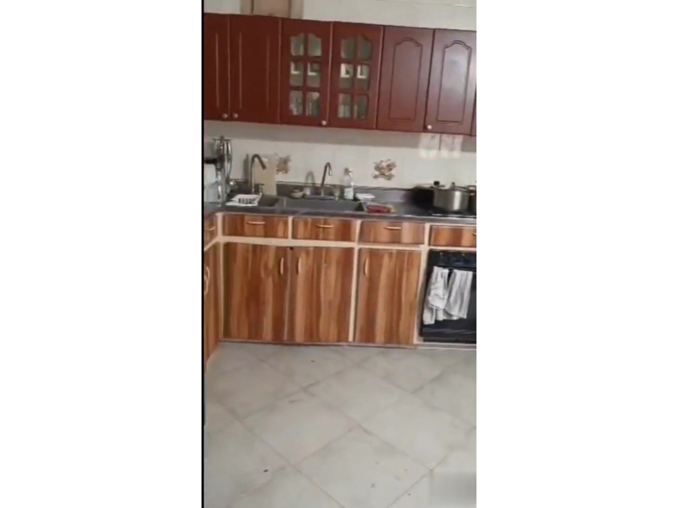 Oportunidad de Inversión en Boston! Casa de 3 Niveles con Dos Accesos