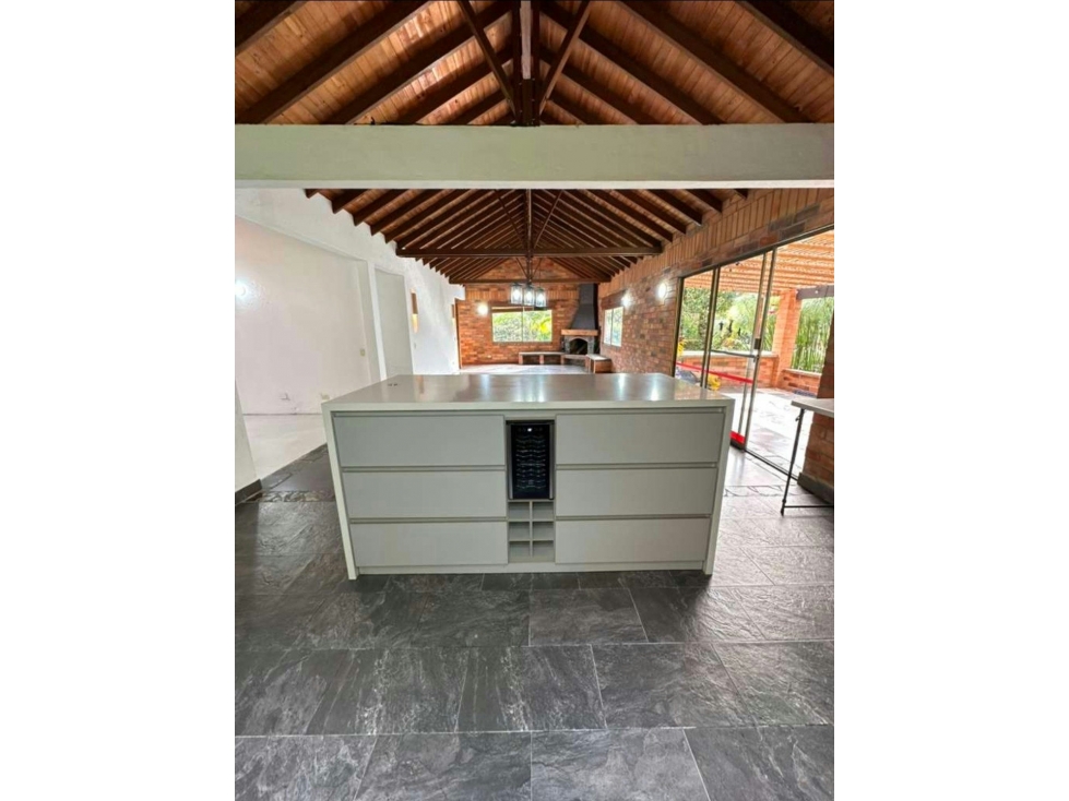 Casa Campestre El Retiro 320m² | Ladrillo Boyacense, Lago y Permuta