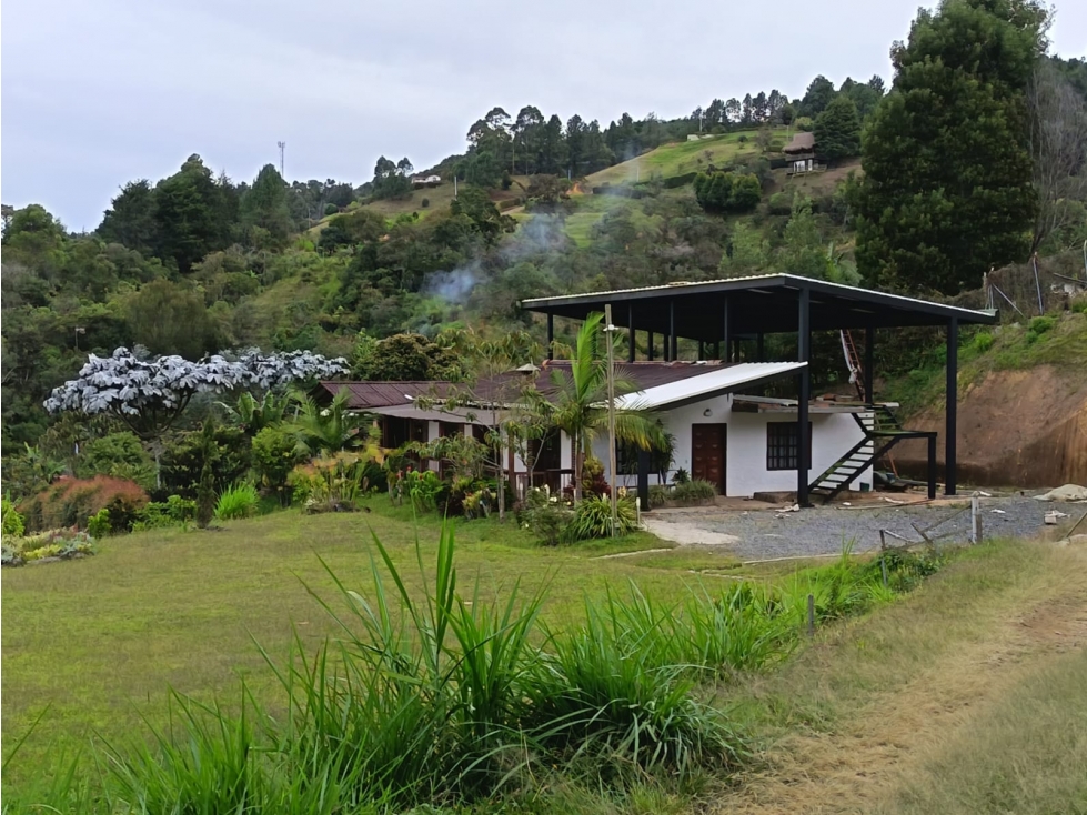Finca 2.350m² Guarne Vía Aeropue $1.300M, Garaje 20 Carros y Permuta