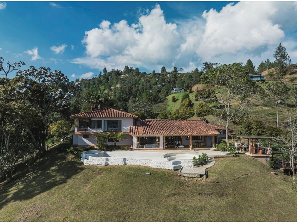 Finca 13.300m² El Retiro Juanito Laguna, Piscina y 7 Habitaciones