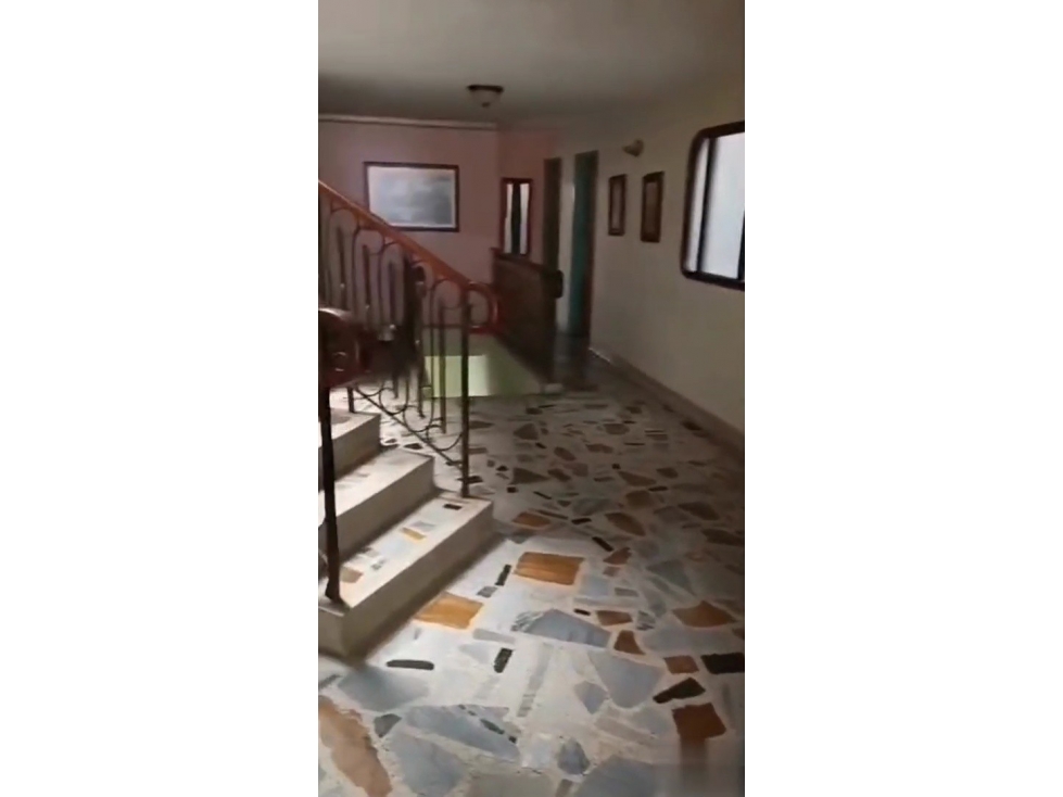 Oportunidad de Inversión en Boston! Casa de 3 Niveles con Dos Accesos — foto 2
