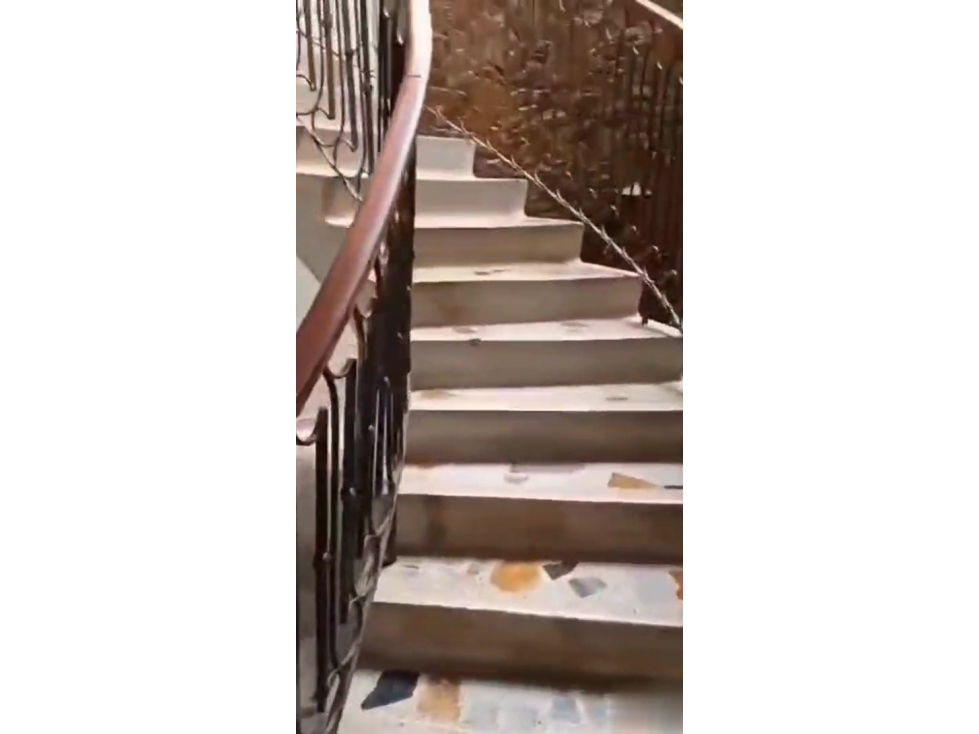 Oportunidad de Inversión en Boston! Casa de 3 Niveles con Dos Accesos — foto 3