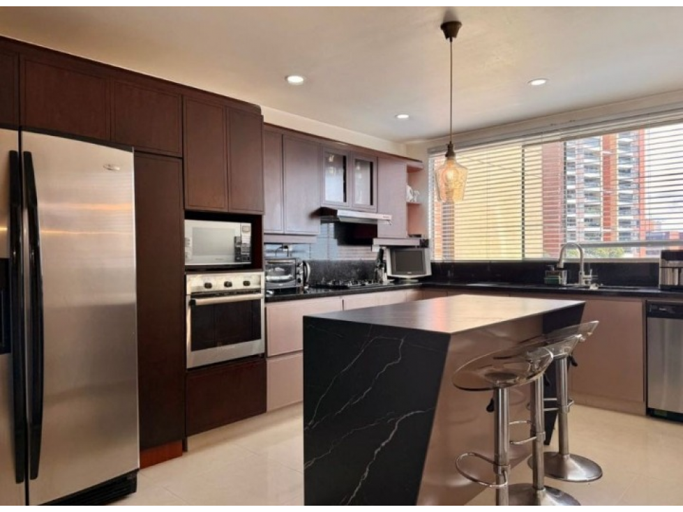 Apto 300m² Poblado Calle 10 | 3 Garajes, Vista y Ascensor Privado