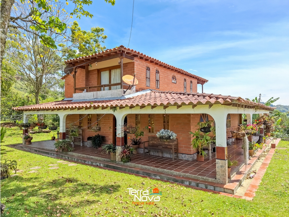 Finca con bonita vista a las montañas y al pueblo en venta El Peñol - 1