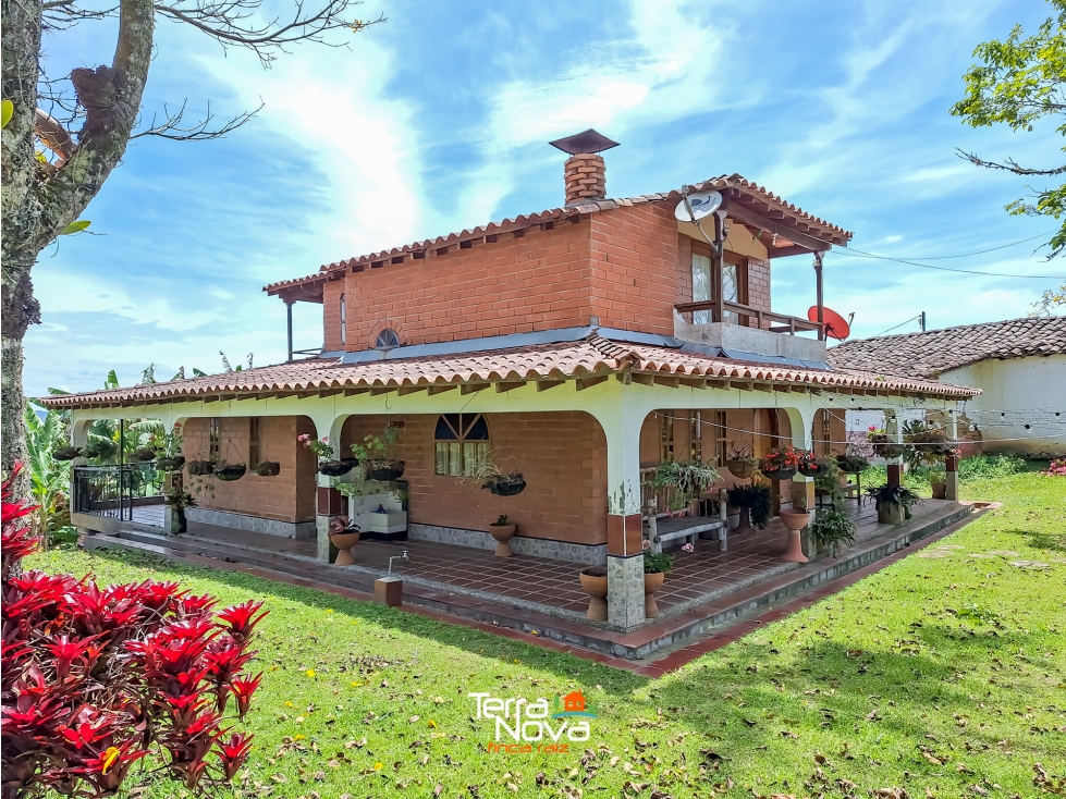 Finca con bonita vista a las montañas y al pueblo en venta El Peñol - 2