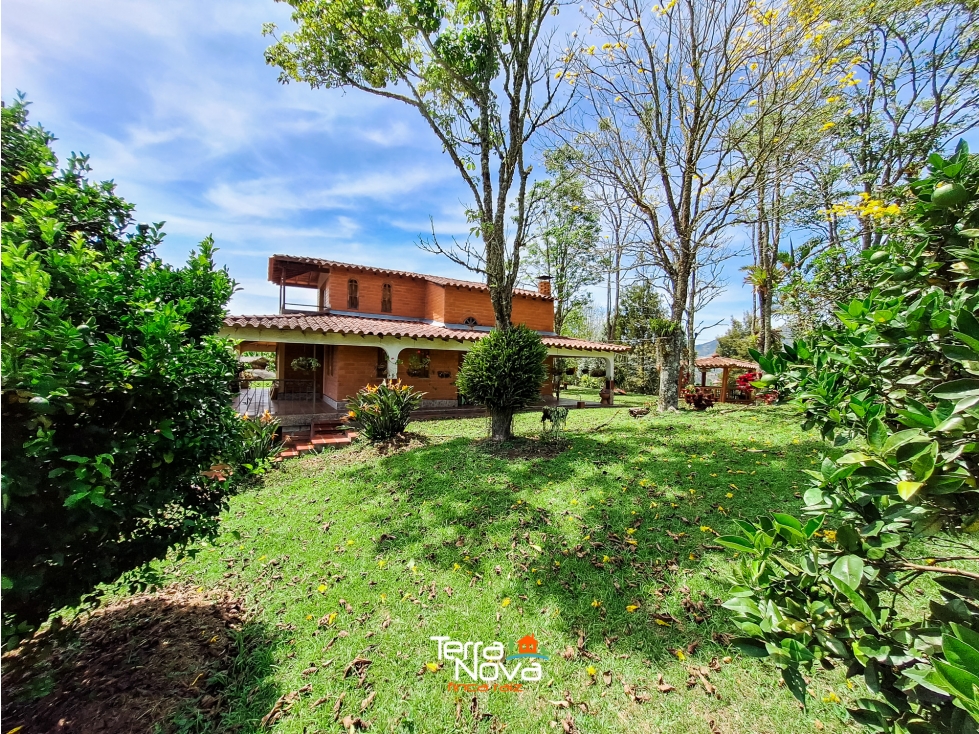 Finca con bonita vista a las montañas y al pueblo en venta El Peñol - 3