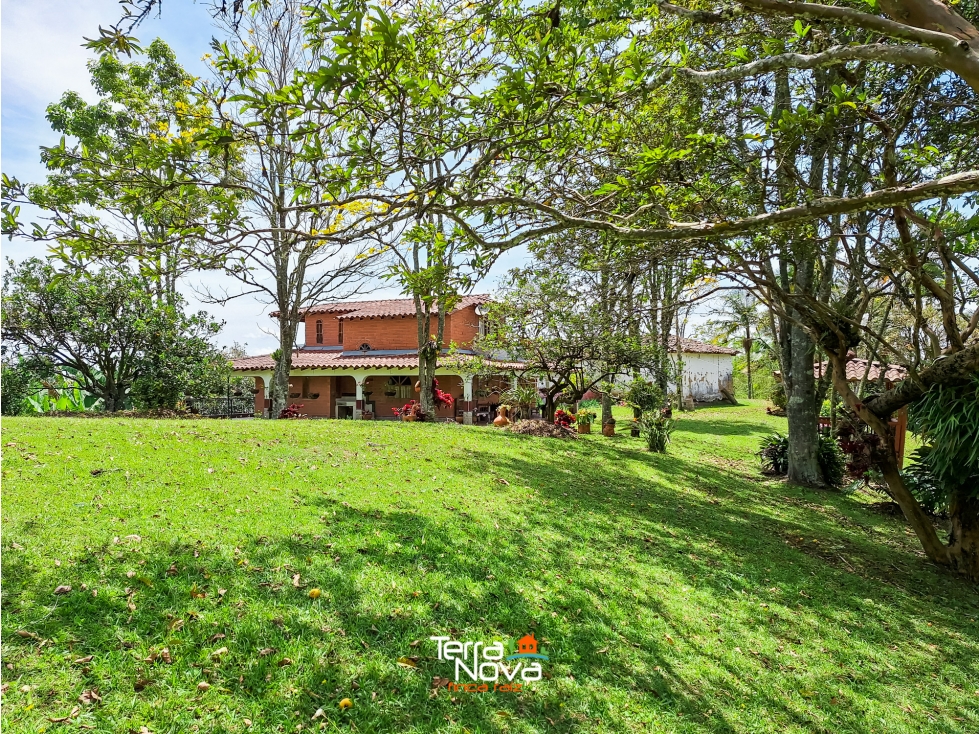 Finca con bonita vista a las montañas y al pueblo en venta El Peñol - 4
