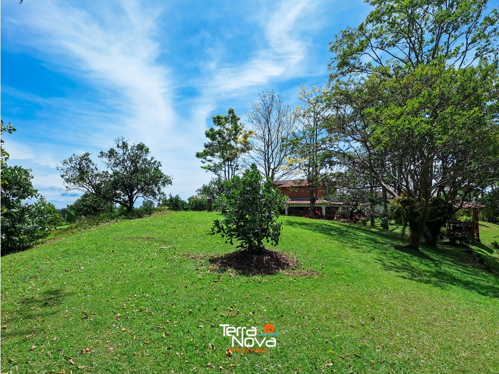Finca con bonita vista a las montañas y al pueblo en venta El Peñol - 5