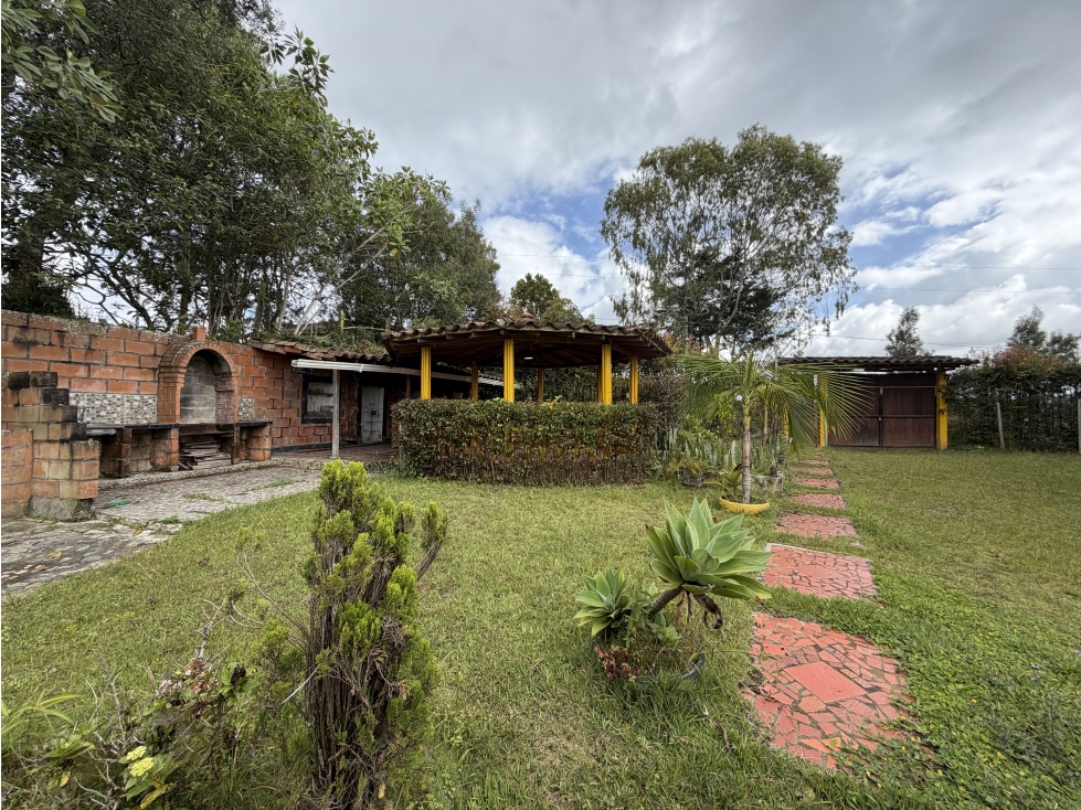 VENTA DE FINCA CON 4 CASAS, NATURALEZA Y PROYECCION