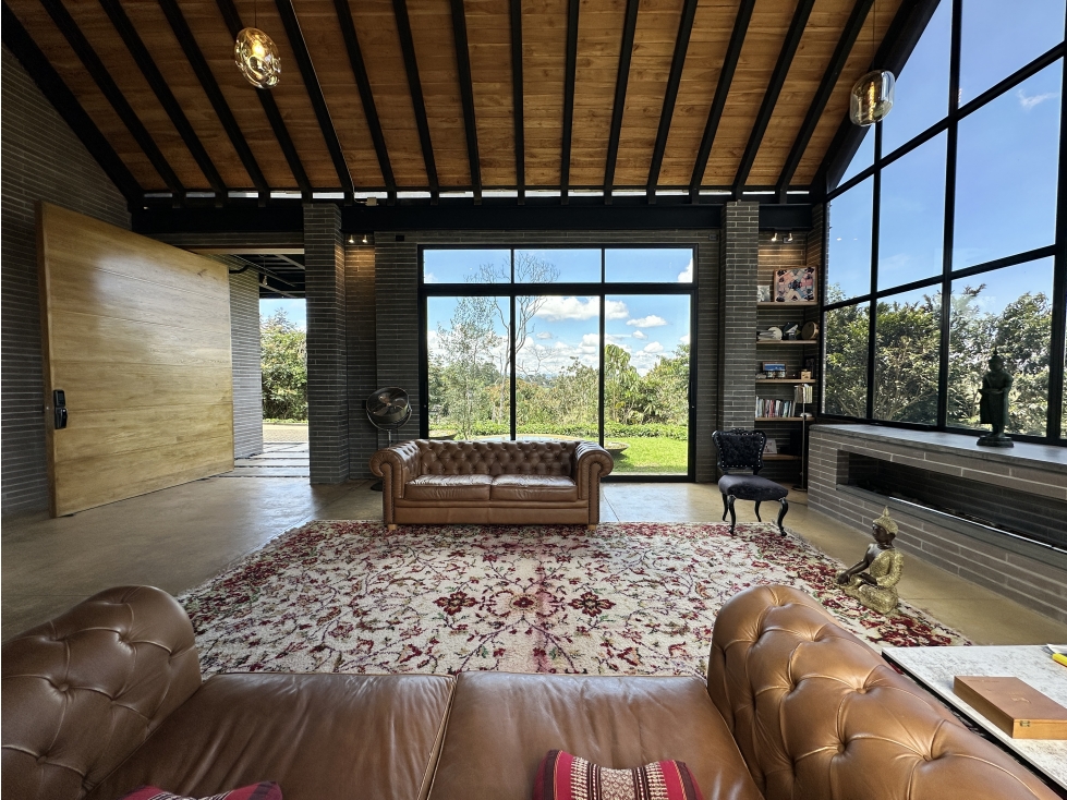 ESPECTACULAR CASA CON ACABADOS INDUSTRIALES EN LLANOGRANDE — foto 3