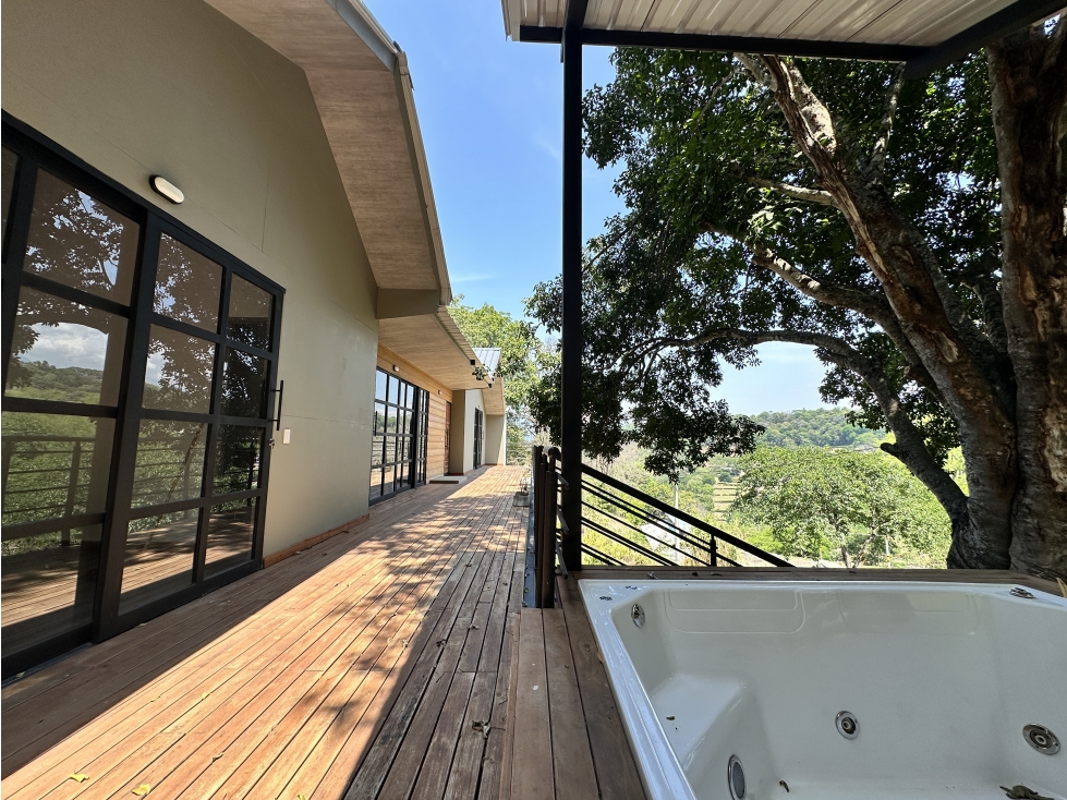 ESTRENA CHALET CON ESPECTACULAR DECK CON JACUZZI EN SOPETRAN