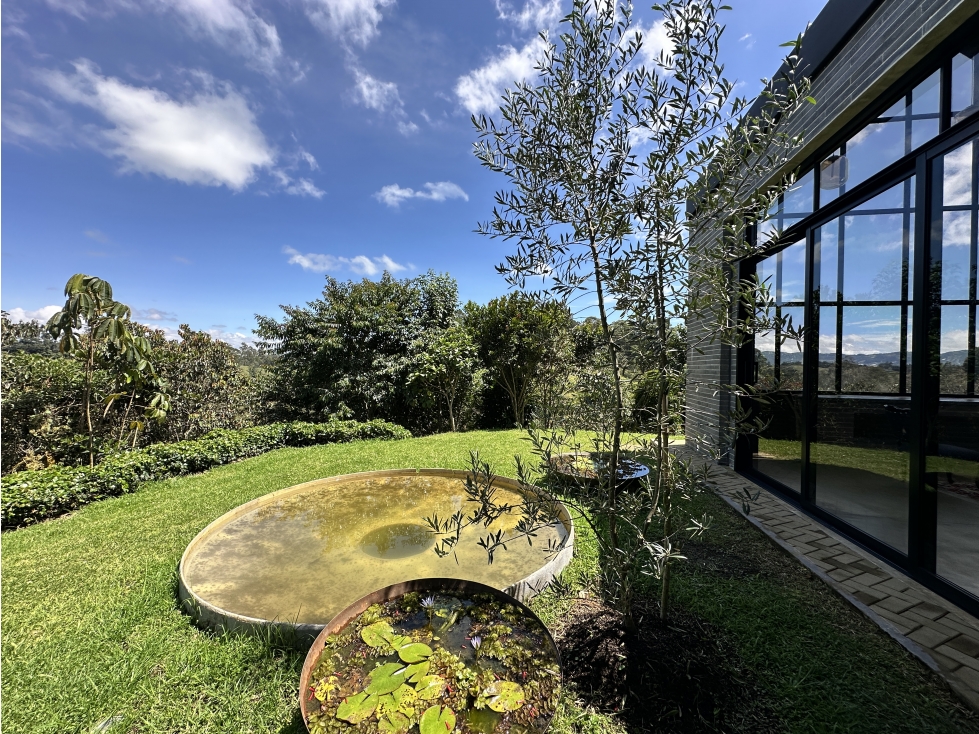 ESPECTACULAR CASA CON ACABADOS INDUSTRIALES EN LLANOGRANDE