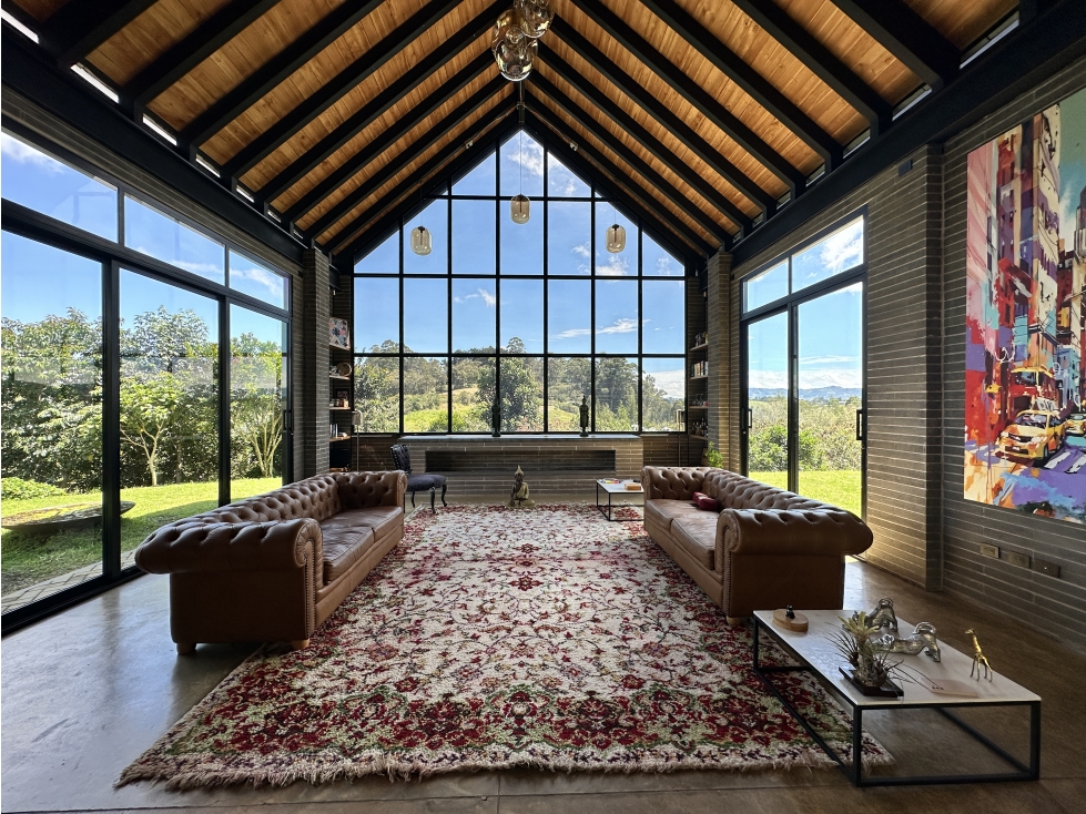 ESPECTACULAR CASA CON ACABADOS INDUSTRIALES EN LLANOGRANDE — foto 2