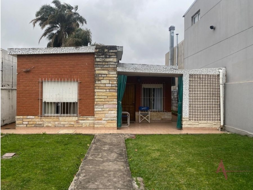 CASTELAR SUR CASA A LA VENTA 3 AMB. LACARRA 2700 - 2