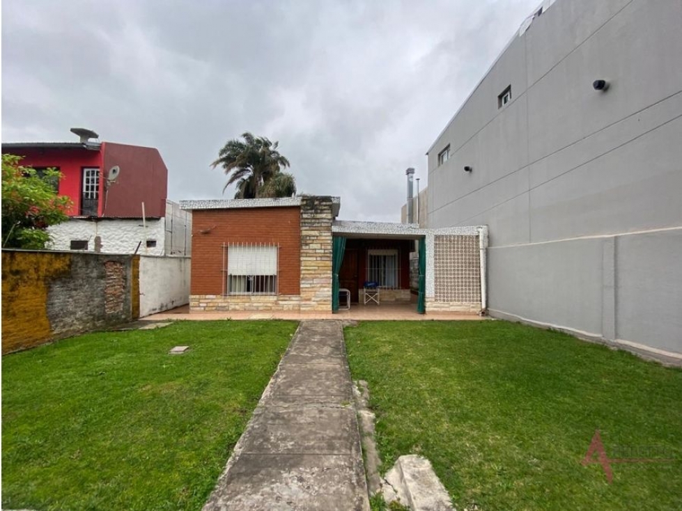 CASTELAR SUR CASA A LA VENTA 3 AMB. LACARRA 2700 - 3