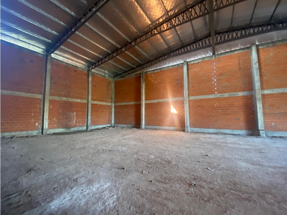 Galpón de 1000m2 cub en ALQUILER, Av Gaona 8300 Moreno - 4
