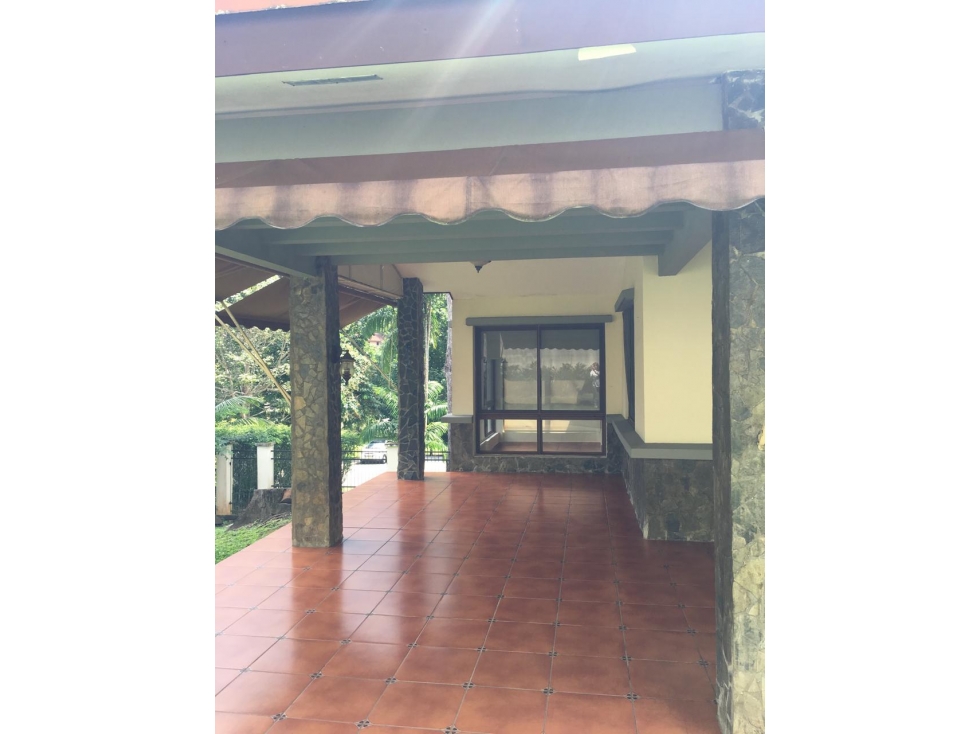 ALQUILER DE CASA EN PH. residencial Camino de cruces 879 mts2 - 4