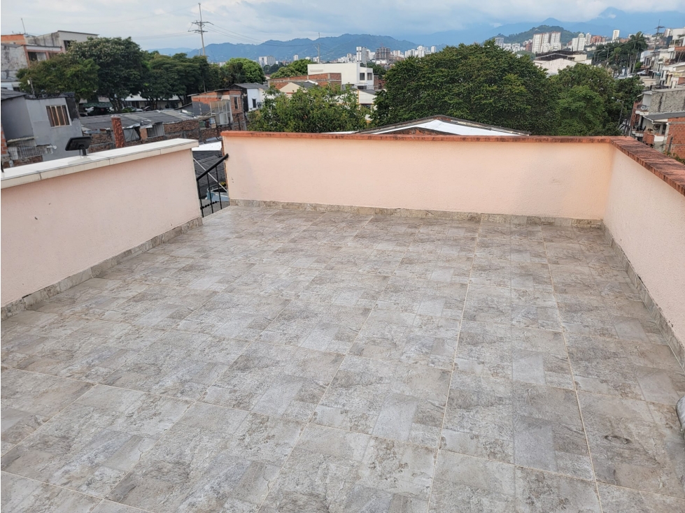 VENDO CASA DE TRES PISOS SECTOR EL POBLADO 2
