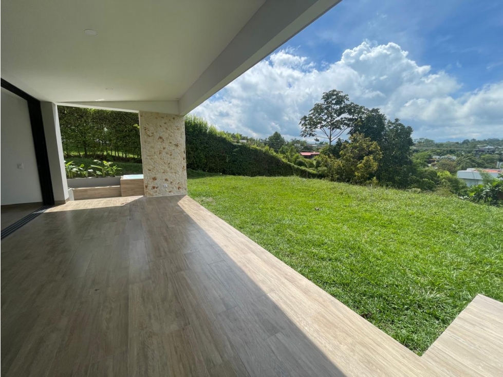VENDO CASA CAMPESTRE PARA ESTRENAR VIA ARMENIA
