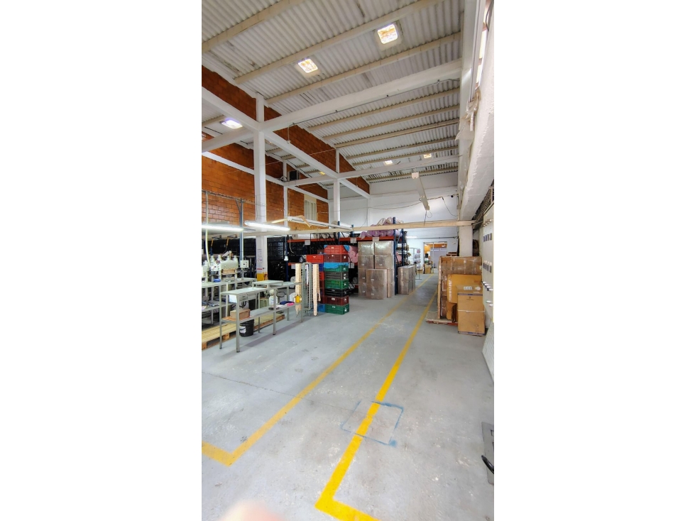 VENDO BODEGA EN ZONA INDUSTRIAL LA BADEA - 6