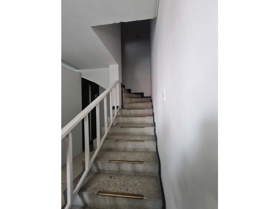 VENDO CASA DE TRES PISOS CON LOCALES EN EL CENTRO DE PEREIRA — foto 2