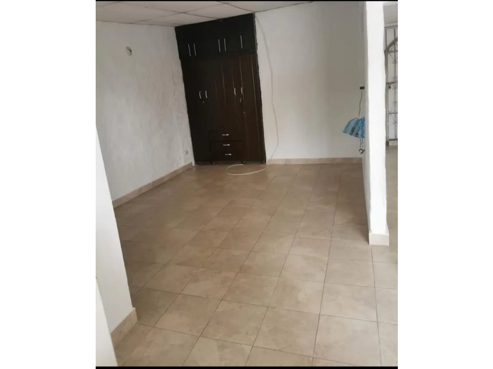 SE VENDE CASA PARA INVERSION REMODELADA DE 3 PISOS EN PANAMERICANO — foto 2