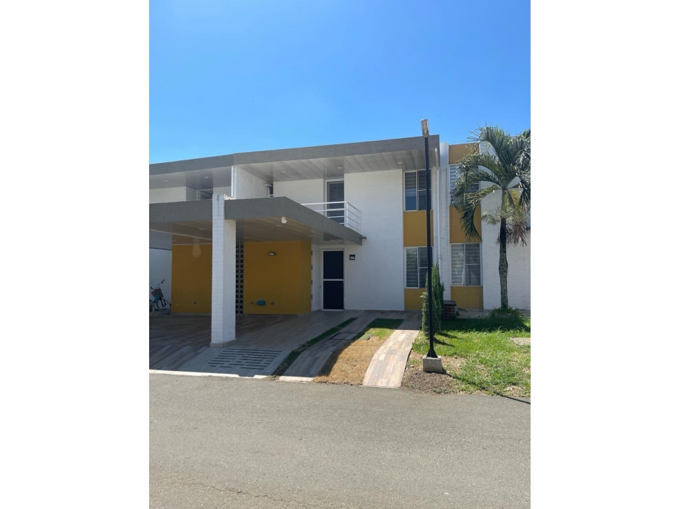 SE VENDE CASA EN HACIENDA EL CASTILLO 2 PISOS