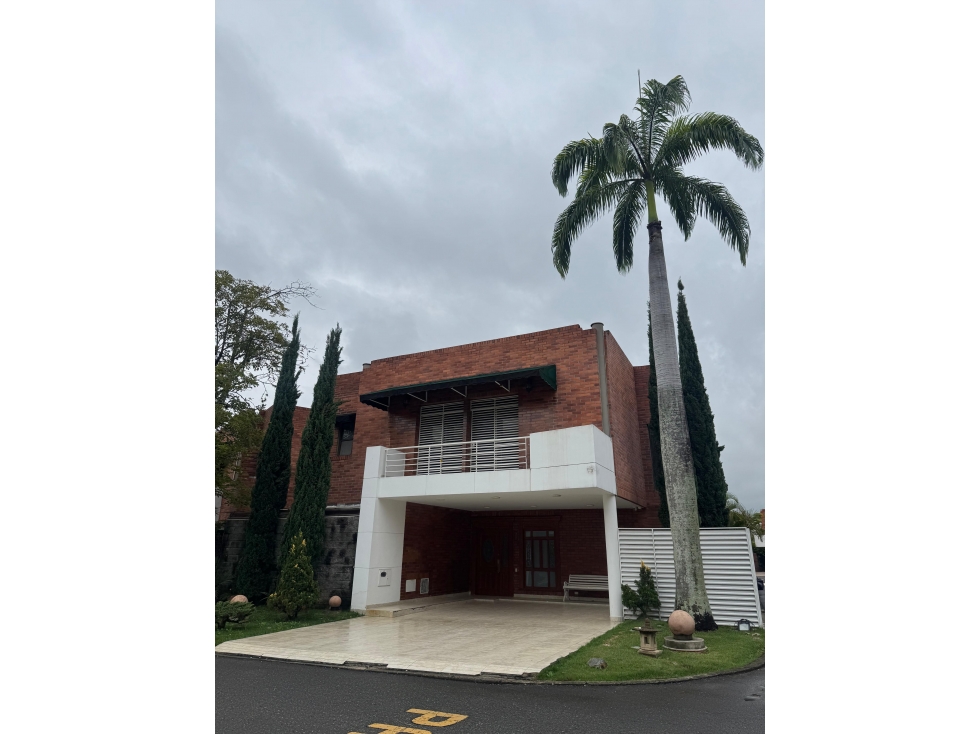 EN VENTA CASA EN CIUDAD JARDIN JOCKEY CLUB