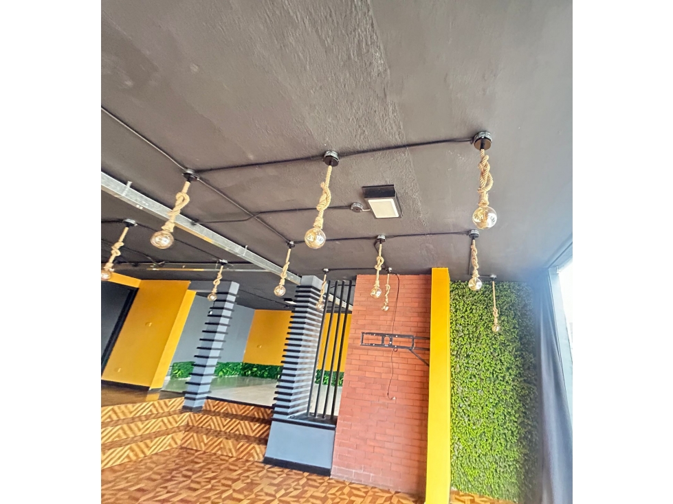 El Batán, Local Comercial en Renta, 200m2, 3 Ambientes - 4