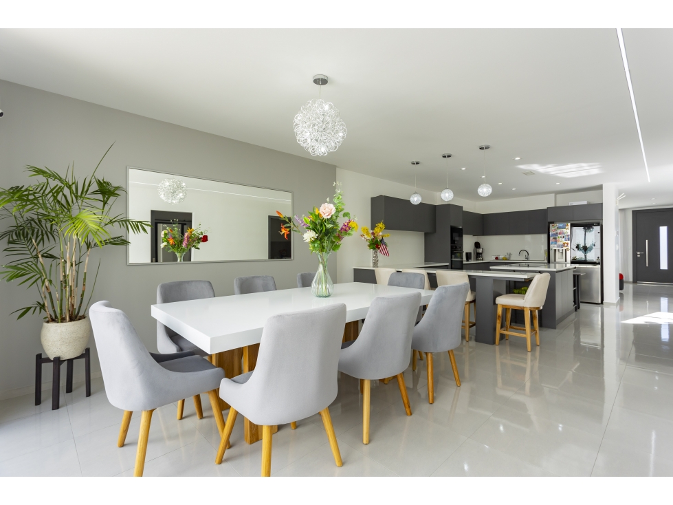 Carcelen Uraba , 2 plantas Casa en Venta, 320m2, 4 Habitaciones