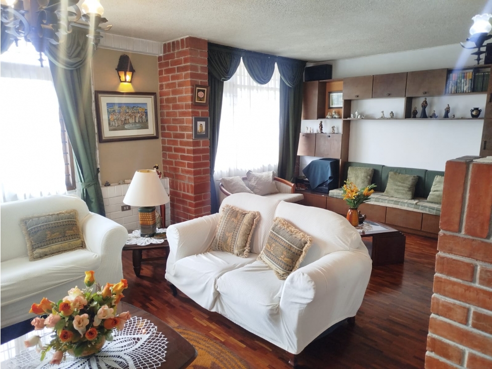 Rumipamba, Casa en Venta, 590m2, 5 Habitaciones