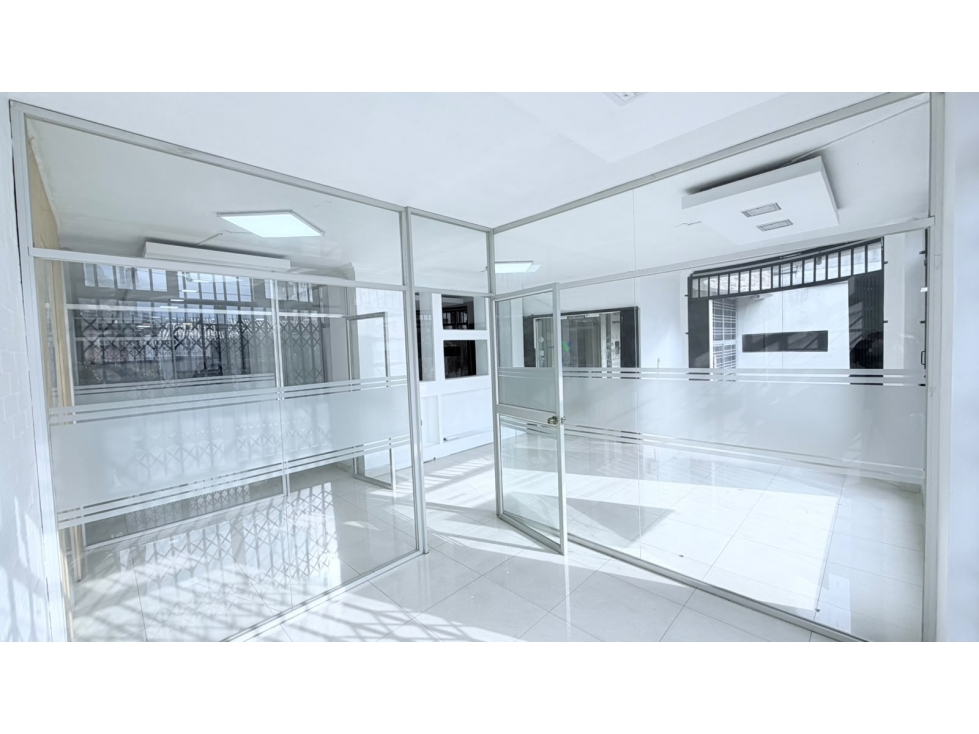 El Batan Local Comercial en Renta, 7 ambientes , 8 Divisiones 133m2