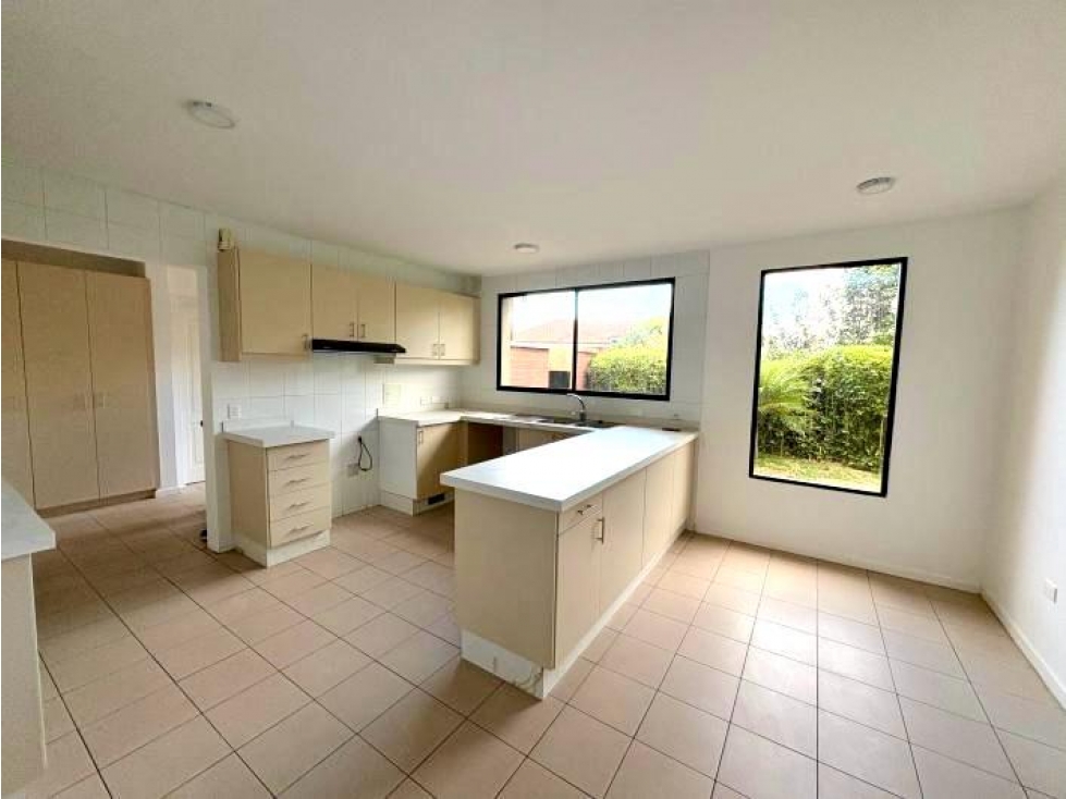 Cumbayá, renta casa 3 dormitorios, 300 m2, 2 parqueaderos — foto 4