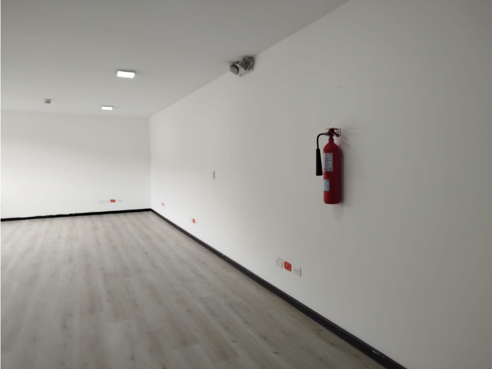 La Pradera , Oficina en Renta 60m2 , 2 parqueaderos - 5