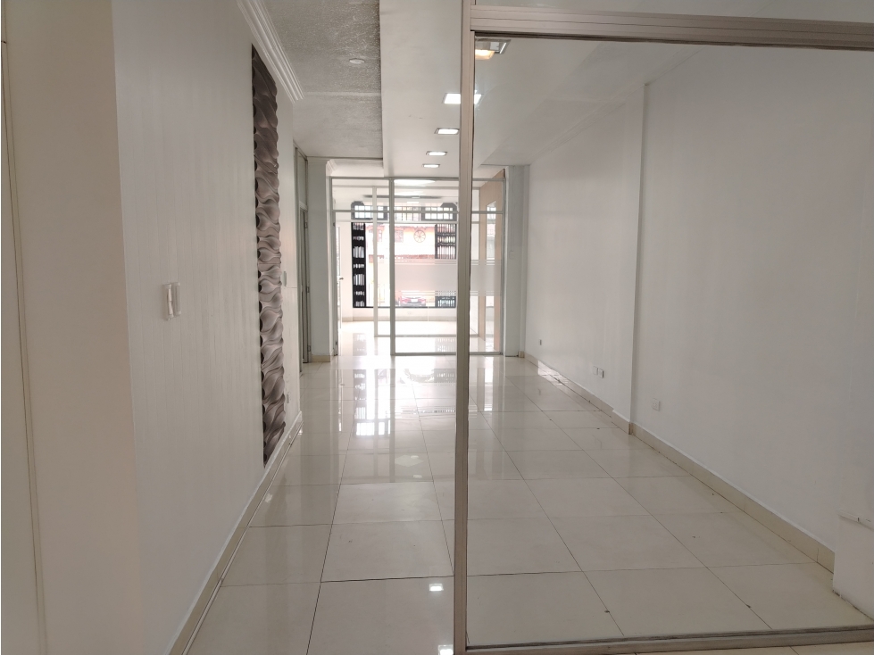 El Batan Local Comercial en Renta, 7 ambientes , 8 Divisiones 133m2 - 1