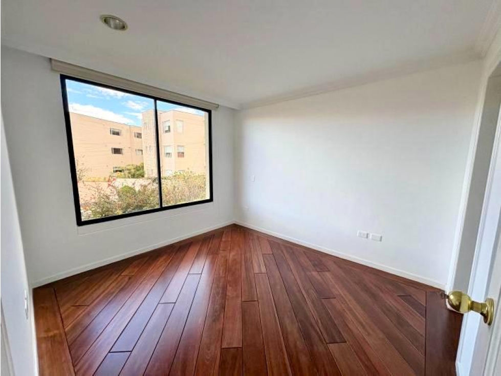 Cumbayá, renta casa 3 dormitorios, 300 m2, 2 parqueaderos — foto 2