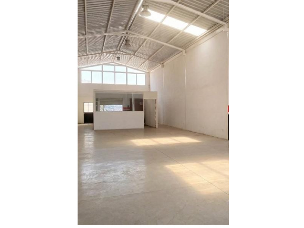 Pomasqui, Bodega en Renta 200m2, 3 parqueaderos - 3