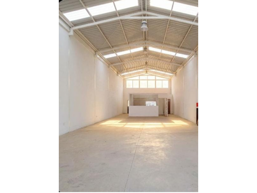 Pomasqui, Bodega en Renta 200m2, 3 parqueaderos - 4