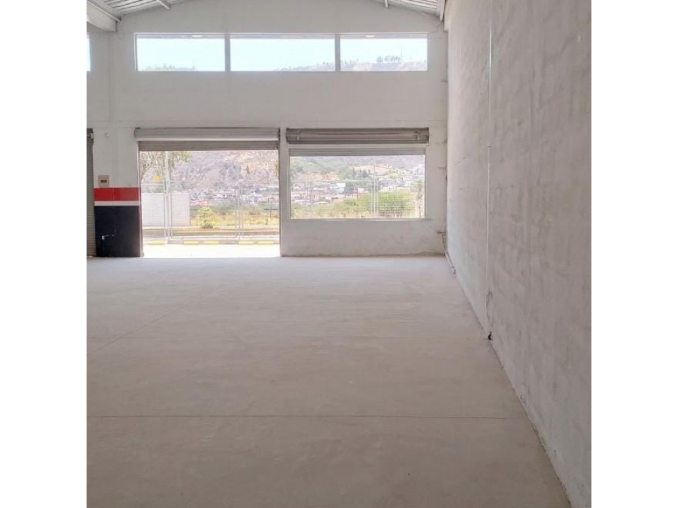 Pomasqui, Bodega en Renta 200m2, 3 parqueaderos - 6